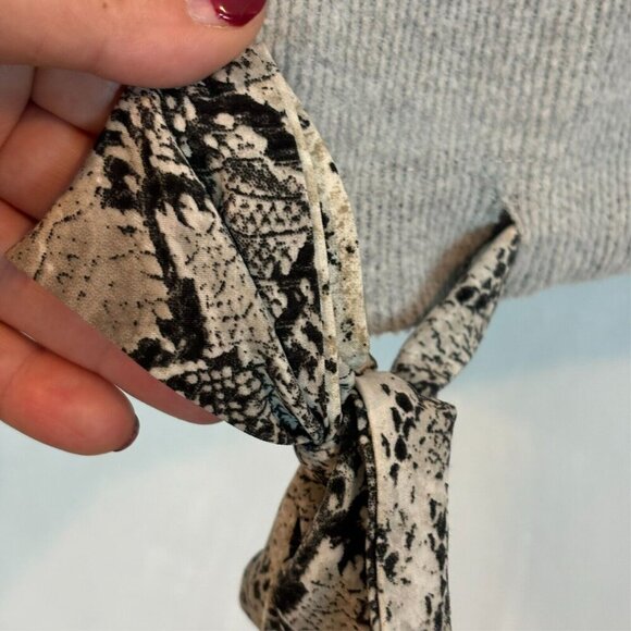 Everly Women's Grey Crew Neck Sweater Size Medium Bow Tie Accent Feminine Winter - Picture 6 of 10